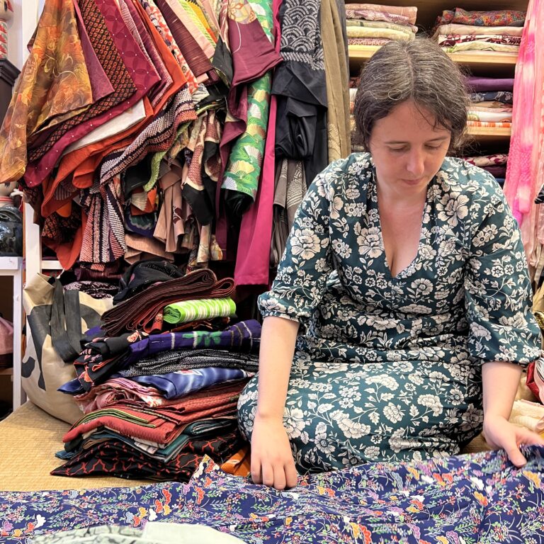 Lire la suite à propos de l’article Les kimono : rencontre avec Hannah Lafargue, chineuse professionnelle !