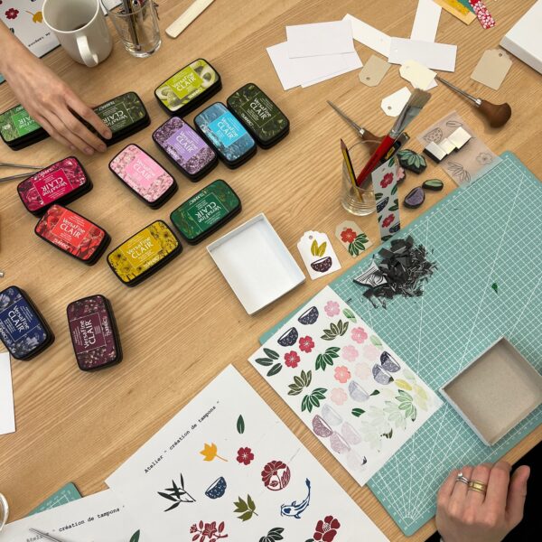 Atelier créatif DIY à Strasbourg gravure de tampons avec Le Héron Graveur