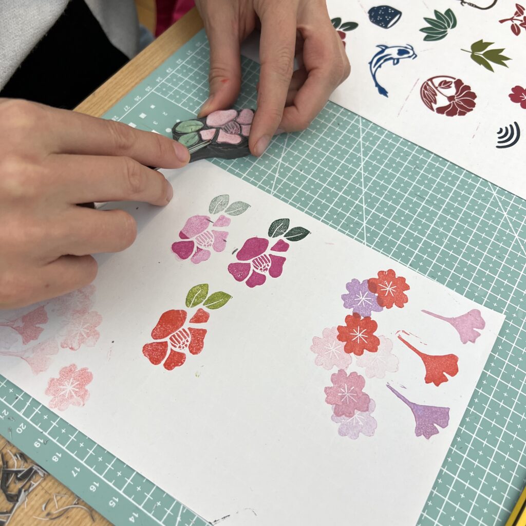 Atelier créatif à Strasbourg, gravure de tampons