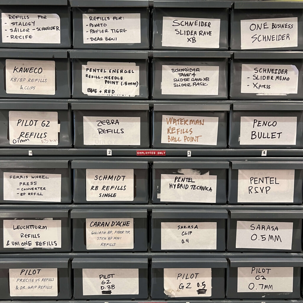 Petits casiers dans la papeterie Goods for the study à New York