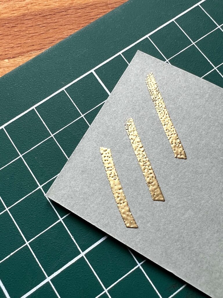 Traits dorés, impressions en relief grâce à un feutre à embosser