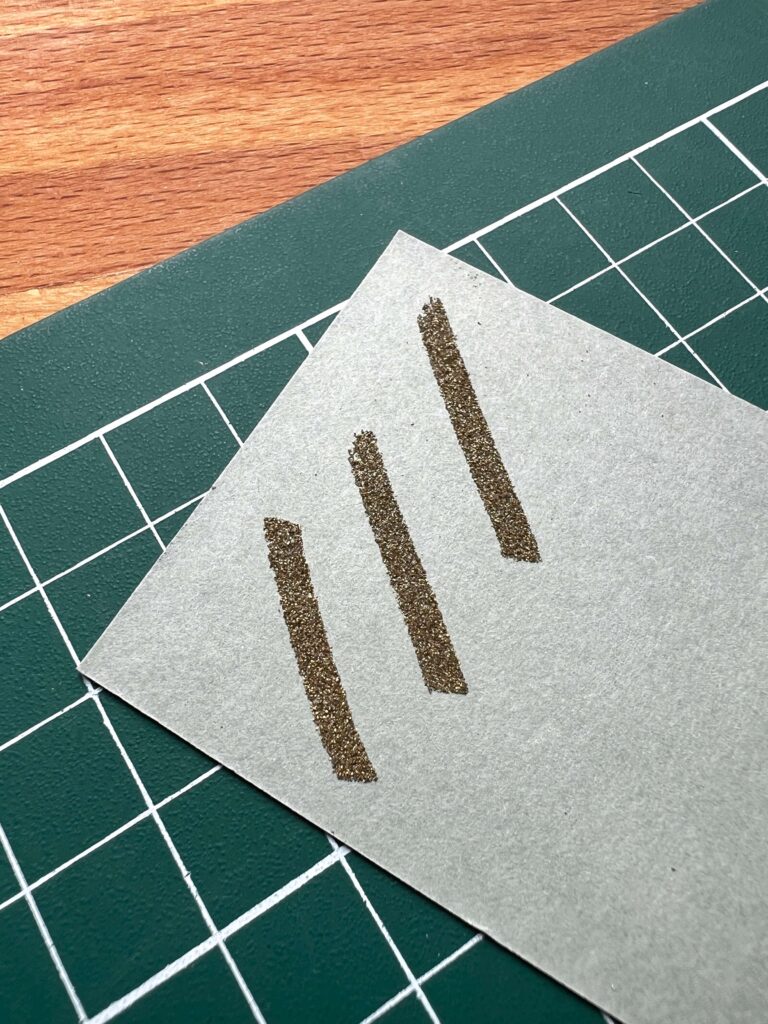 Traits réalisés au feutre à embosser et poudre à embosser